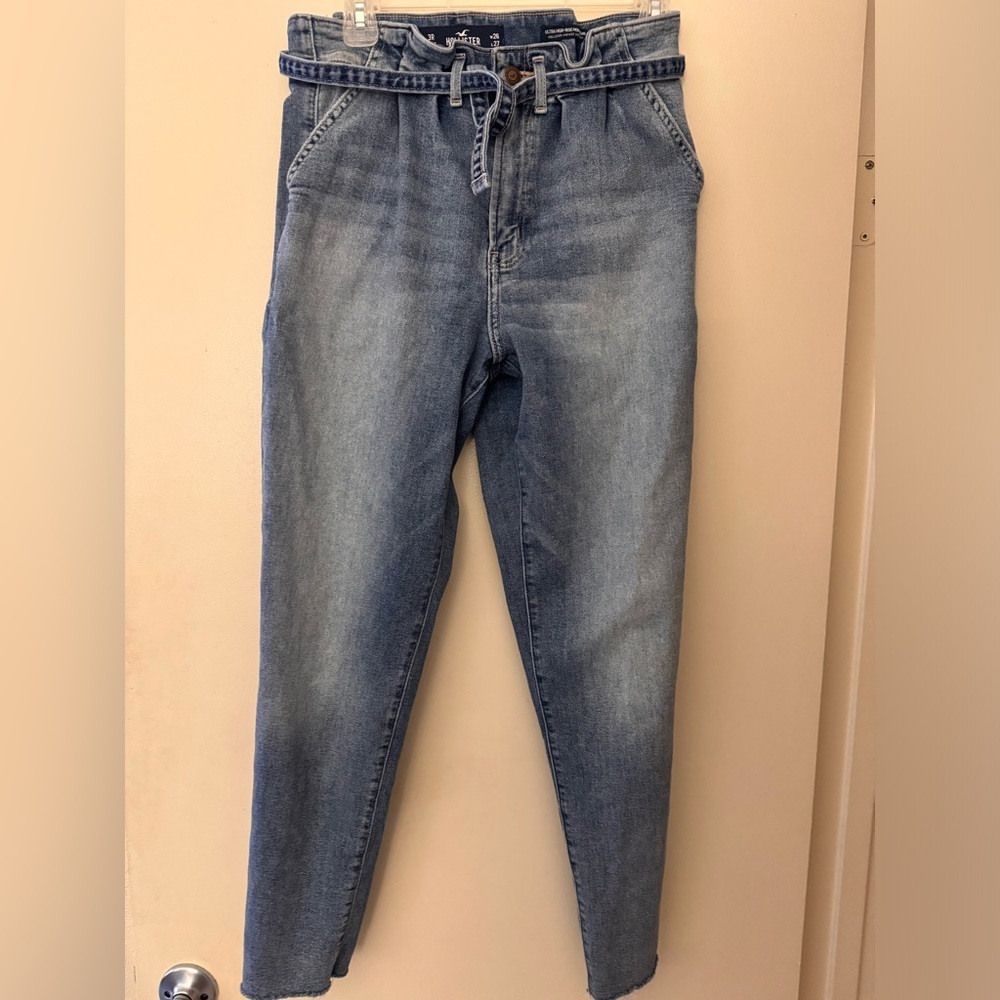 HOLLISTER Ultra High-Rise Mom Jeans. Vintage Stretch Women’s Lt. Blue Wash 26/27